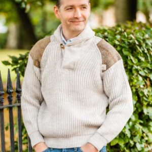 Grobstrickpullover mit Schalkragen und Harris-Tweed-Einsätzen, hellgrau, walisisch