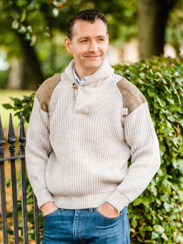 Grobstrickpullover mit Schalkragen und Harris-Tweed-Einsätzen, hellgrau, walisisch