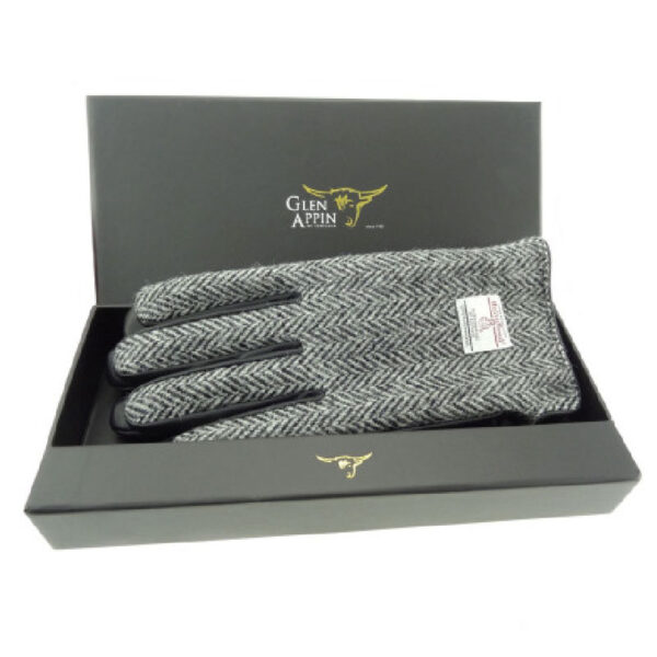 Herrenhandschuhe aus schwarzem Leder und Harris Tweed, verpackt in einer schwarz-weißen Fischgrätbox