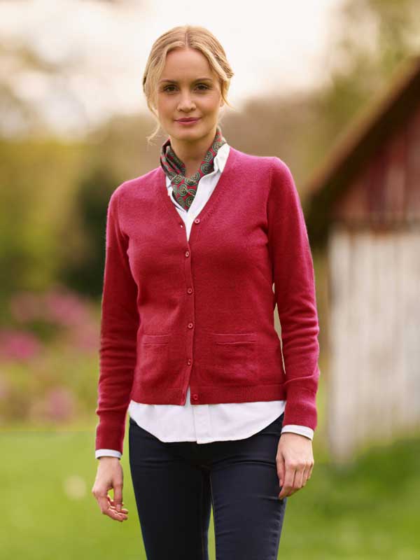 Merino-Weste Mara The Cardigan mit Harris Tweed Details in Rot Dahlie