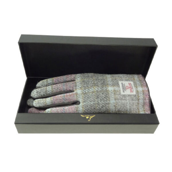 Damenhandschuhe aus braunem Leder und Harris Tweed, verpackt in einer zartrosa Buchanan-Box