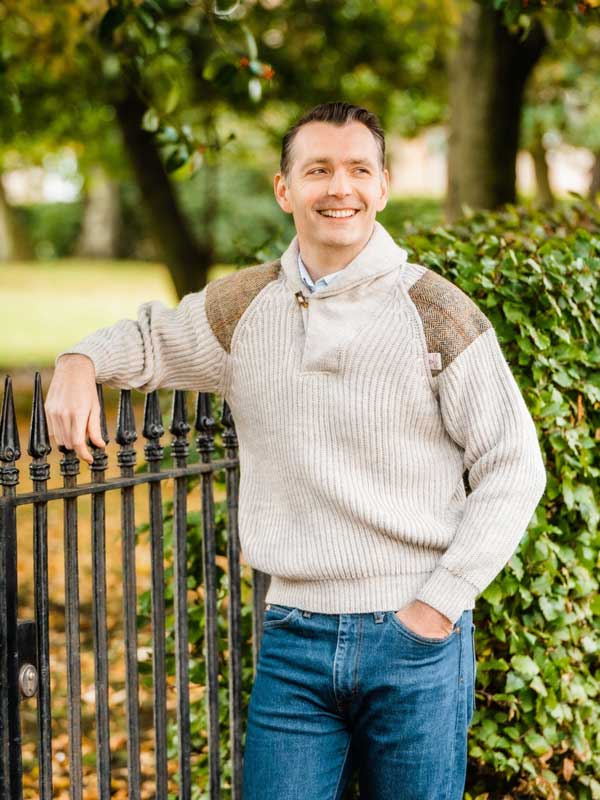 Grobstrickpullover mit Schalkragen und Harris-Tweed-Einsätzen, hellgrau, walisisch