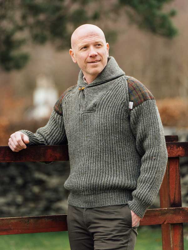 Grobstrickpullover mit Schalkragen und Harris-Tweed-Einsätzen (Derbytweed)