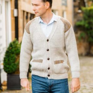 Grobstrick-Cardigan im traditionellen Stil mit Harris-Tweed-Einsätzen, hellgrau, walisisch