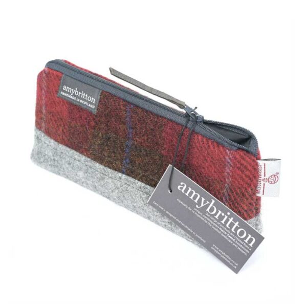 Kosmetiktasche Highland Range aus rotem Karostoff mit Harris-Tweed-Motiv
