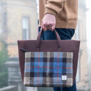 Harris Tweed Reisetasche im blau-braunen Karomuster