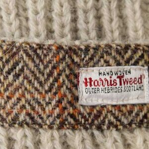 Grobstrick-Cardigan im traditionellen Stil mit Harris-Tweed-Einsätzen, hellgrau, walisisch