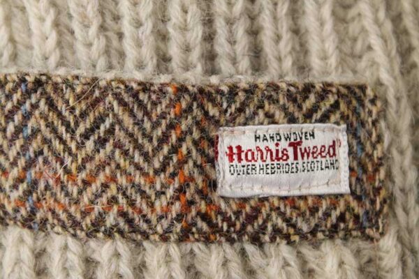 Grobstrick-Cardigan im traditionellen Stil mit Harris-Tweed-Einsätzen, hellgrau, walisisch