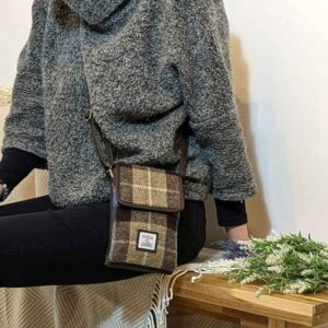 Harris Tweed Mini-Umhängetasche in Blau/Braun kariert