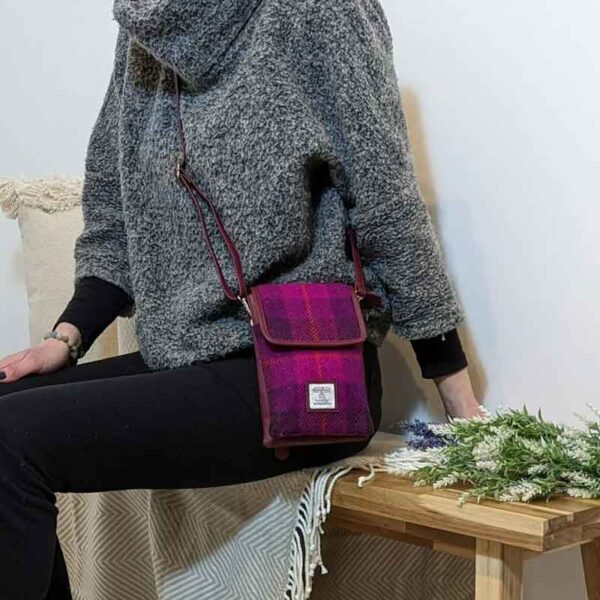 Harris Tweed Mini-Umhängetasche in Lila-Karo