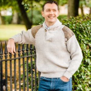 Grobstrickpullover mit Schalkragen und Harris-Tweed-Einsätzen, hellgrau, walisisch