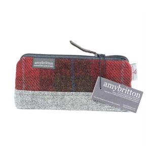 Kosmetiktasche Highland Range aus rotem Karostoff mit Harris-Tweed-Motiv