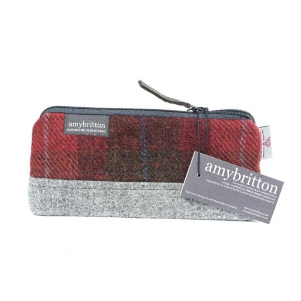 Kosmetiktasche Highland Range aus rotem Karostoff mit Harris-Tweed-Motiv