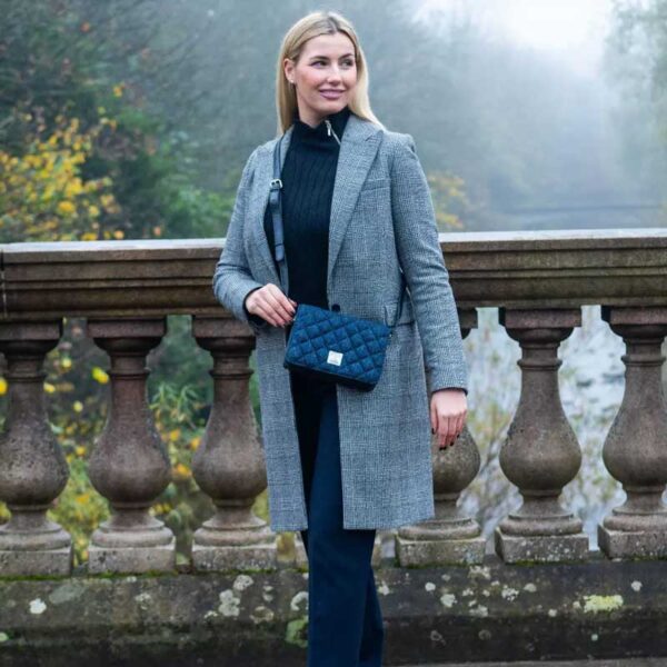 Harris Tweed Stepp-Schultertasche in Blau