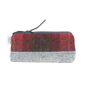 Kosmetiktasche Highland Range aus rotem Karostoff mit Harris-Tweed-Motiv