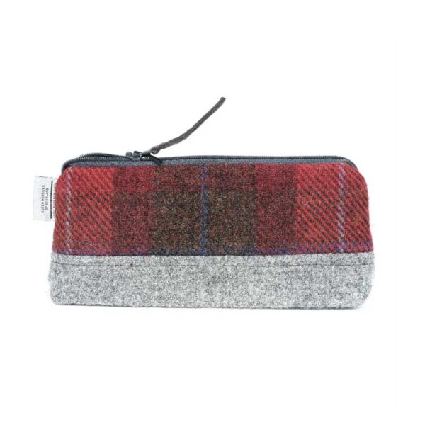 Kosmetiktasche Highland Range aus rotem Karostoff mit Harris-Tweed-Motiv